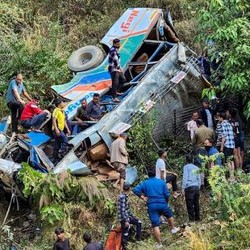 Bus Kebakaran Usai Tabrak Truk Pagi Buta, 22 Orang Tewas