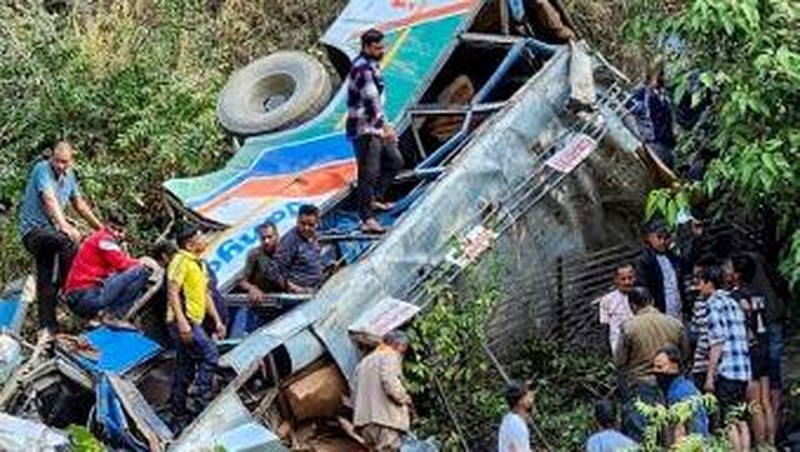 This handout photograph taken on November 4, 2024 and released by the Department of Information and Public Relations (DIPR) Uttarakhand shows people at the site of a bus accident, after it fell into a gorge at Almora district in India's Uttarakhand state. A bus in India plunged into river in a deep Himalayan ravine on November 4, with at least 36 passengers killed, a government official said. (Photo by Department of Information and Public Relations (DIPR) Uttarakhand / AFP) / RESTRICTED TO EDITORIAL USE - MANDATORY CREDIT 