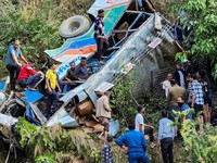 Bus Bawa Siswa SMA Study Tour Tergelincir di Tebing, 11 Tewas