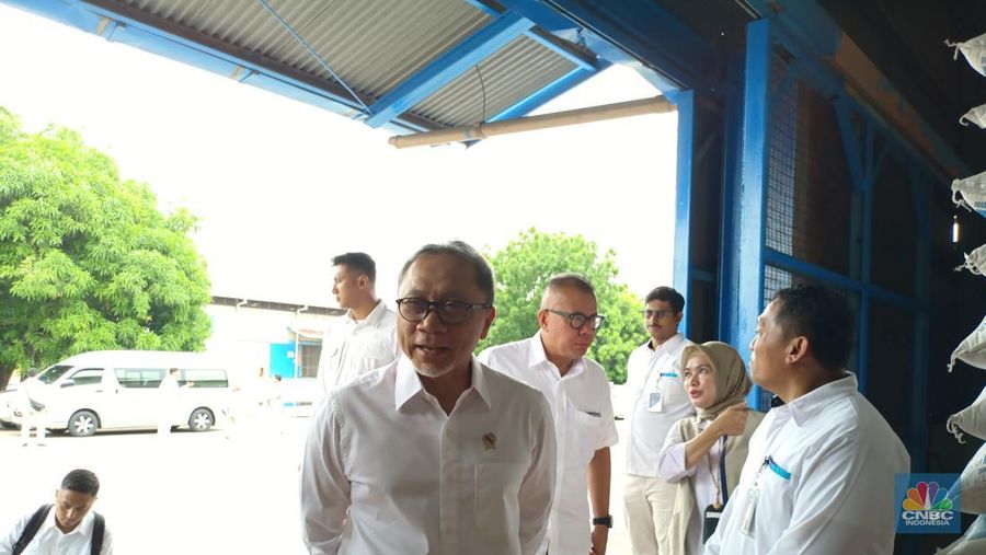 Menko Pangan Zulhas dan Dirut Bulog Wahyu Suparyono saat meninjau Gudang Beras Bulog Sunter Timur, Kelapa Gading, Jakarta Utara, Senin (4/11/2024). (վ/Martyasari Rizky)