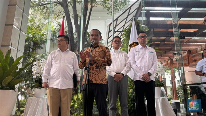 Menteri ESDM Bahlil Lahadalia melakukan konferensi pers terkait Subsidi Energi di Kantor Kementerian ESDM, Jakarta, Senin (04/11/2024). (CNBC Indonesia/Firda Dwi Muliawati)