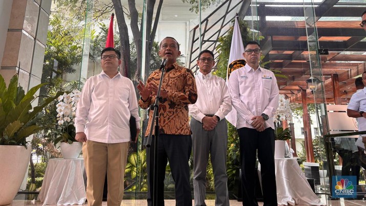 Menteri ESDM Bahlil Lahadalia melakukan konferensi pers terkait Subsidi Energi di Kantor Kementerian ESDM, Jakarta, Senin (04/11/2024). (CNBC Indonesia/Firda Dwi Muliawati)