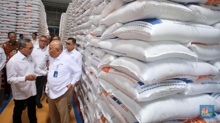 Menteri Koordinator Bidang Pangan, Zulkifli Hasan (Zulhas) dan Direktur Utama (dirut) Perum Bulog, Wahyu Suparyono saat meninjau Gudang Bulog di Jakarta, Senin (4/11/2024). (վ/Faisal Rahman)