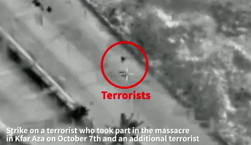 Militer Israel merilis rekaman video pada hari Senin (4 November) yang menunjukkan serangan udara terhadap sebuah target di jalan di Gaza. (Reuters) Militer Israel merilis rekaman video pada hari Senin (4 November) yang menunjukkan serangan udara terhadap sebuah target di jalan di Gaza. (Reuters)