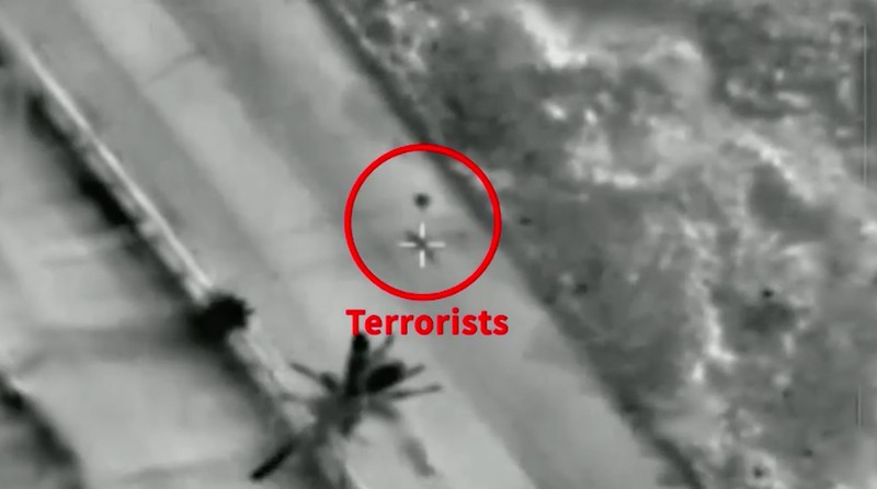 Militer Israel merilis rekaman video pada hari Senin (4 November) yang menunjukkan serangan udara terhadap sebuah target di jalan di Gaza. (Reuters) Militer Israel merilis rekaman video pada hari Senin (4 November) yang menunjukkan serangan udara terhadap sebuah target di jalan di Gaza. (Reuters)