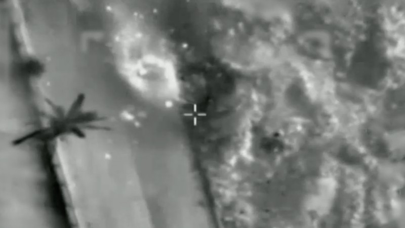 Militer Israel merilis rekaman video pada hari Senin (4 November) yang menunjukkan serangan udara terhadap sebuah target di jalan di Gaza. (Reuters) Militer Israel merilis rekaman video pada hari Senin (4 November) yang menunjukkan serangan udara terhadap sebuah target di jalan di Gaza. (Reuters)
