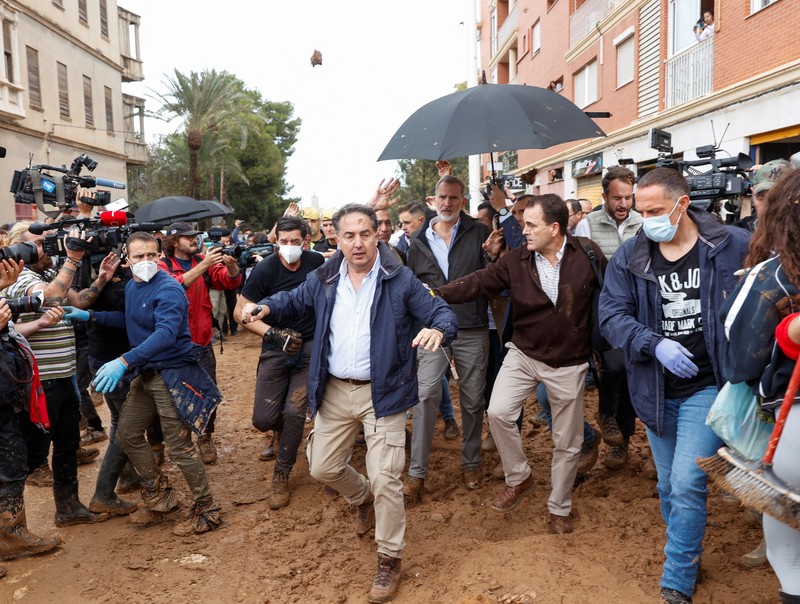 Seorang pria bereaksi di samping Ratu Spanyol Letizia, setelah hujan lebat yang menyebabkan banjir, di Paiporta, dekat Valencia, Spanyol, 3 November 2024. (REUTERS/Eva Manez)