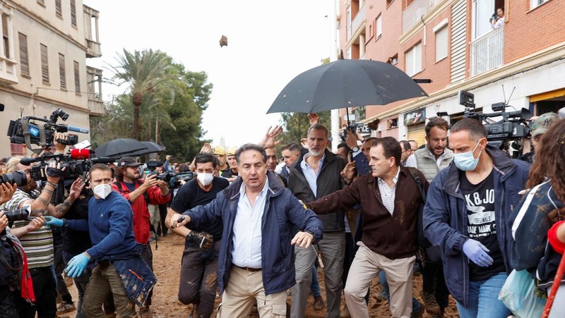 Seorang pria bereaksi di samping Ratu Spanyol Letizia, setelah hujan lebat yang menyebabkan banjir, di Paiporta, dekat Valencia, Spanyol, 3 November 2024. (REUTERS/Eva Manez)