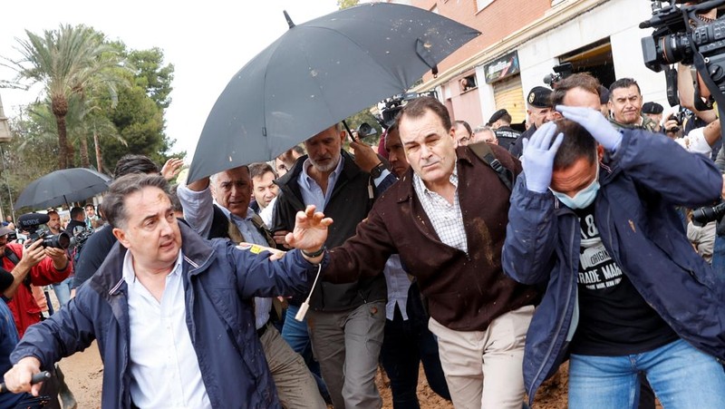 Seorang pria bereaksi di samping Ratu Spanyol Letizia, setelah hujan lebat yang menyebabkan banjir, di Paiporta, dekat Valencia, Spanyol, 3 November 2024. (REUTERS/Eva Manez)