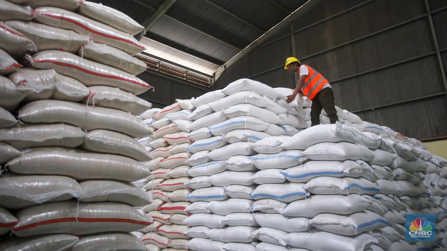 Pekerja memeriksa cadangan beras pemerintah (CBP) di Gudang Bulog, Kelapa Gading, Jakarta Utara, Senin (4/11/2024). (²©²ÊÍøÕ¾/Faisal Rahman)