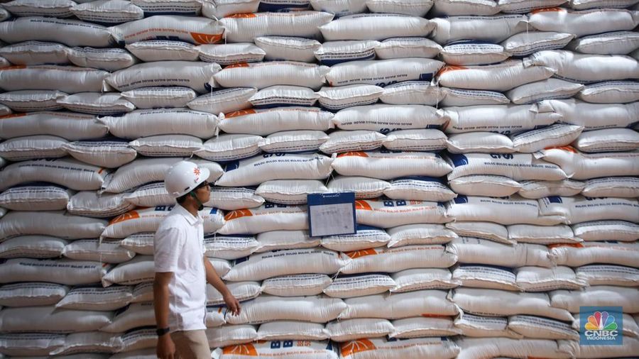 Pekerja memeriksa cadangan beras pemerintah (CBP) di Gudang Bulog, Kelapa Gading, Jakarta Utara, Senin (4/11/2024). (²©²ÊÍøÕ¾/Faisal Rahman)