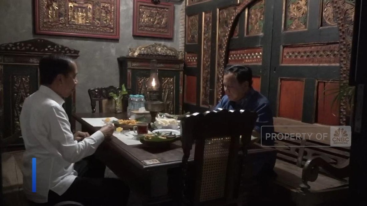 Momen Spesial: Prabowo dan Jokowi Satu Meja di Angkringan Solo!