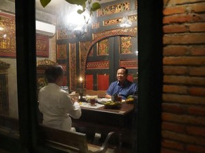 Prabowo dan Jokowi Makan di Angkringan hingga Etiket Bungkus Makanan di Acara
