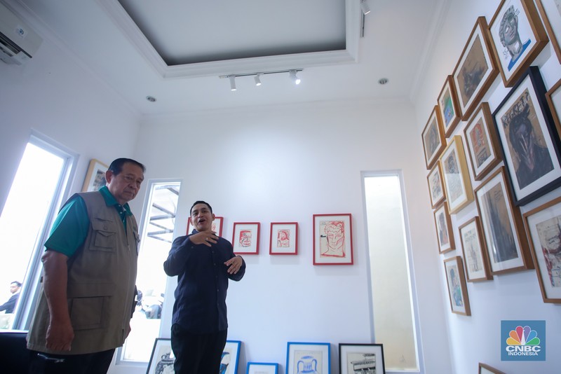 Presiden Republik Indonesia ke-6, Susilo Bambang Yudhoyono (SBY) melihat koleksi lukisan milik seniman Naufal Abshar di Studio Lukis NA Arthouse Kemang, Jakarta, Senin (4/11/2024). (CNBC Indonesia/Faisal Rahman)