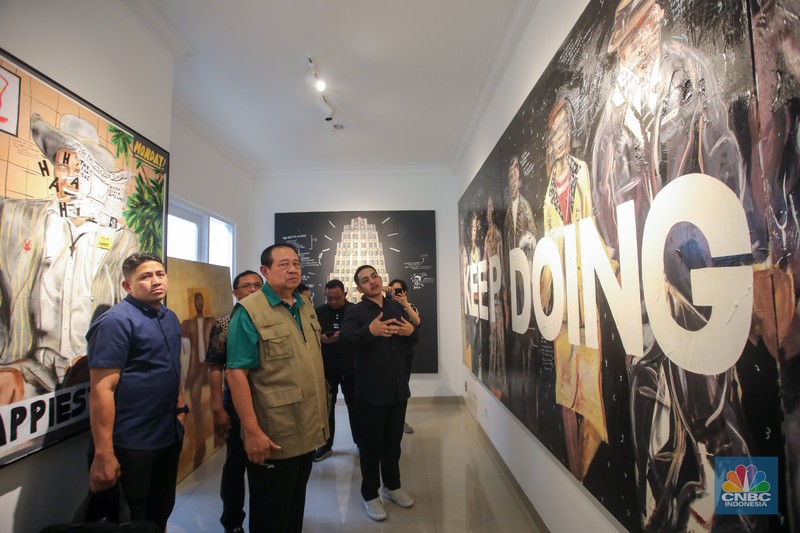 Presiden Republik Indonesia ke-6, Susilo Bambang Yudhoyono (SBY) melihat koleksi lukisan milik seniman Naufal Abshar di Studio Lukis NA Arthouse Kemang, Jakarta, Senin (4/11/2024). (CNBC Indonesia/Faisal Rahman)