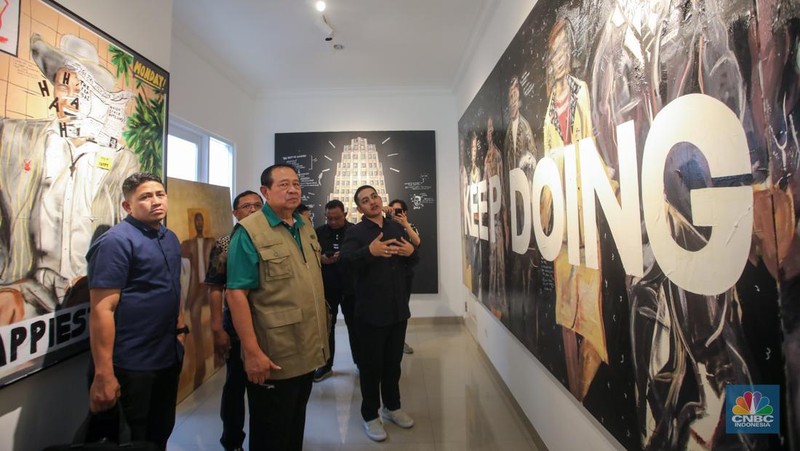 Presiden Republik Indonesia ke-6, Susilo Bambang Yudhoyono (SBY) melihat koleksi lukisan milik seniman Naufal Abshar di Studio Lukis NA Arthouse Kemang, Jakarta, Senin (4/11/2024). (CNBC Indonesia/Faisal Rahman)