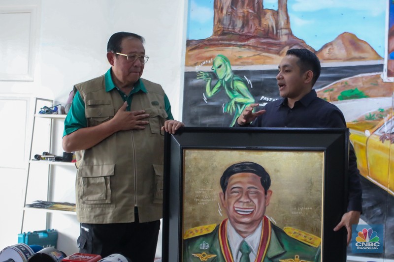 Presiden Republik Indonesia ke-6, Susilo Bambang Yudhoyono (SBY) melihat koleksi lukisan milik seniman Naufal Abshar di Studio Lukis NA Arthouse Kemang, Jakarta, Senin (4/11/2024). (CNBC Indonesia/Faisal Rahman)