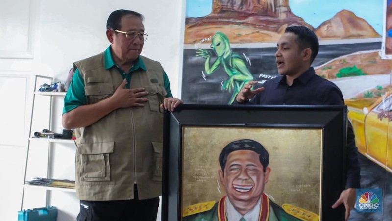 Presiden Republik Indonesia ke-6, Susilo Bambang Yudhoyono (SBY) melihat koleksi lukisan milik seniman Naufal Abshar di Studio Lukis NA Arthouse Kemang, Jakarta, Senin (4/11/2024). (CNBC Indonesia/Faisal Rahman)