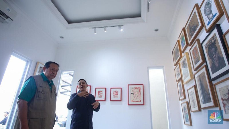 Presiden Republik Indonesia ke-6, Susilo Bambang Yudhoyono (SBY) melihat koleksi lukisan milik seniman Naufal Abshar di Studio Lukis NA Arthouse Kemang, Jakarta, Senin (4/11/2024). (CNBC Indonesia/Faisal Rahman)