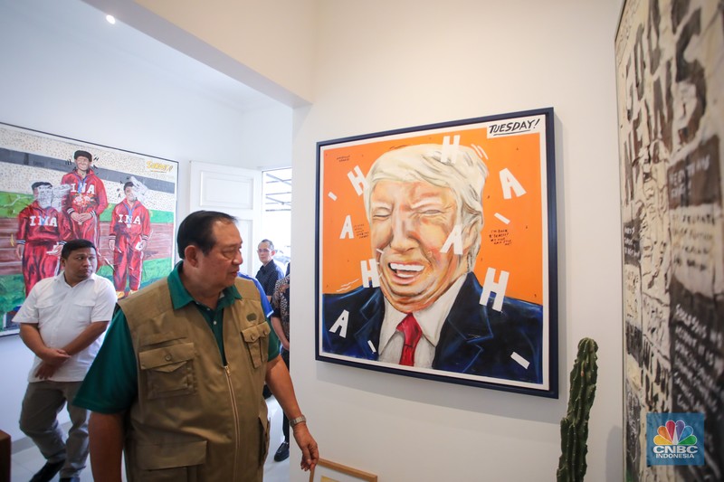 Presiden Republik Indonesia ke-6, Susilo Bambang Yudhoyono (SBY) melihat koleksi lukisan milik seniman Naufal Abshar di Studio Lukis NA Arthouse Kemang, Jakarta, Senin (4/11/2024). (CNBC Indonesia/Faisal Rahman)