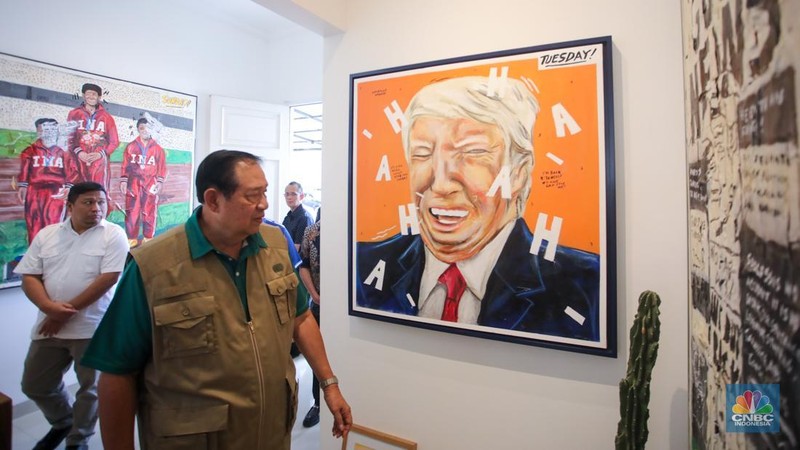 Presiden Republik Indonesia ke-6, Susilo Bambang Yudhoyono (SBY) melihat koleksi lukisan milik seniman Naufal Abshar di Studio Lukis NA Arthouse Kemang, Jakarta, Senin (4/11/2024). (CNBC Indonesia/Faisal Rahman)