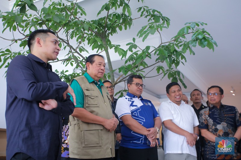 Presiden Republik Indonesia ke-6, Susilo Bambang Yudhoyono (SBY) melihat koleksi lukisan milik seniman Naufal Abshar di Studio Lukis NA Arthouse Kemang, Jakarta, Senin (4/11/2024). (CNBC Indonesia/Faisal Rahman)