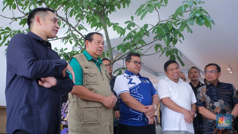 Presiden Republik Indonesia ke-6, Susilo Bambang Yudhoyono (SBY) melihat koleksi lukisan milik seniman Naufal Abshar di Studio Lukis NA Arthouse Kemang, Jakarta, Senin (4/11/2024). (CNBC Indonesia/Faisal Rahman)