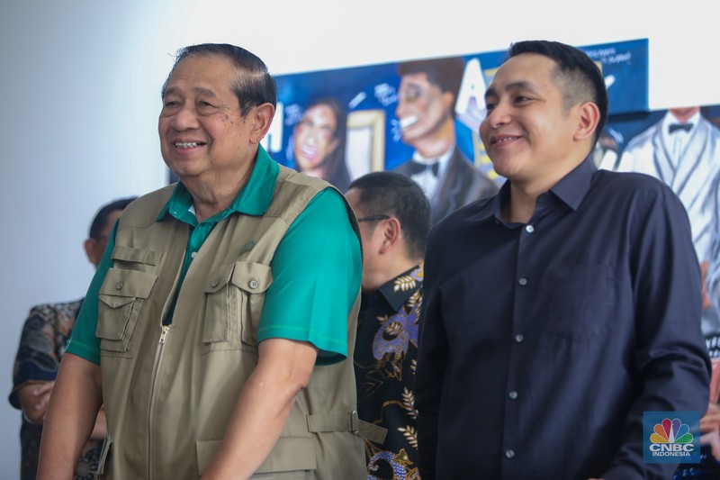 Presiden Republik Indonesia ke-6, Susilo Bambang Yudhoyono (SBY) melihat koleksi lukisan milik seniman Naufal Abshar di Studio Lukis NA Arthouse Kemang, Jakarta, Senin (4/11/2024). (CNBC Indonesia/Faisal Rahman)