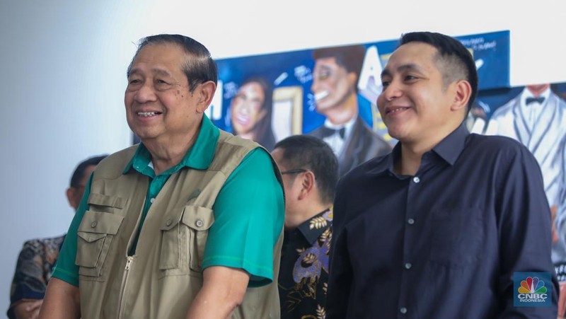 Presiden Republik Indonesia ke-6, Susilo Bambang Yudhoyono (SBY) melihat koleksi lukisan milik seniman Naufal Abshar di Studio Lukis NA Arthouse Kemang, Jakarta, Senin (4/11/2024). (CNBC Indonesia/Faisal Rahman)