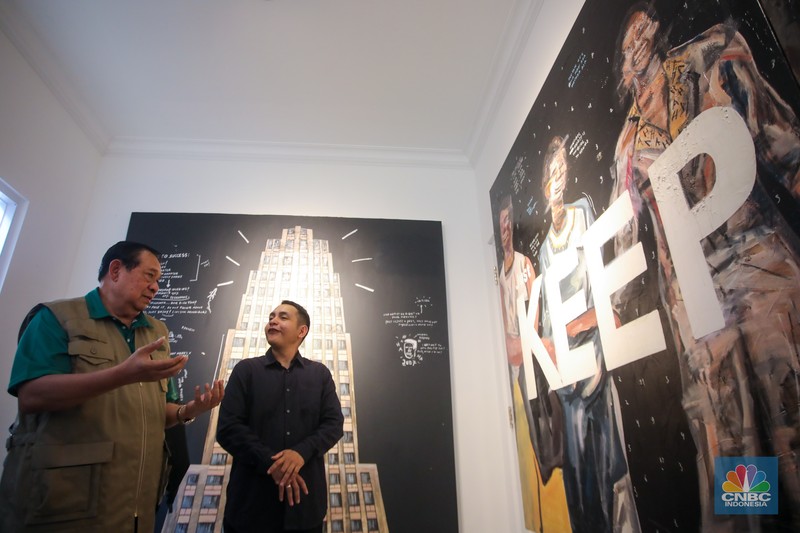 Presiden Republik Indonesia ke-6, Susilo Bambang Yudhoyono (SBY) melihat koleksi lukisan milik seniman Naufal Abshar di Studio Lukis NA Arthouse Kemang, Jakarta, Senin (4/11/2024). (CNBC Indonesia/Faisal Rahman)