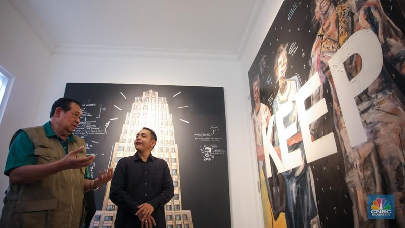 Presiden Republik Indonesia ke-6, Susilo Bambang Yudhoyono (SBY) melihat koleksi lukisan milik seniman Naufal Abshar di Studio Lukis NA Arthouse Kemang, Jakarta, Senin (4/11/2024). (CNBC Indonesia/Faisal Rahman)