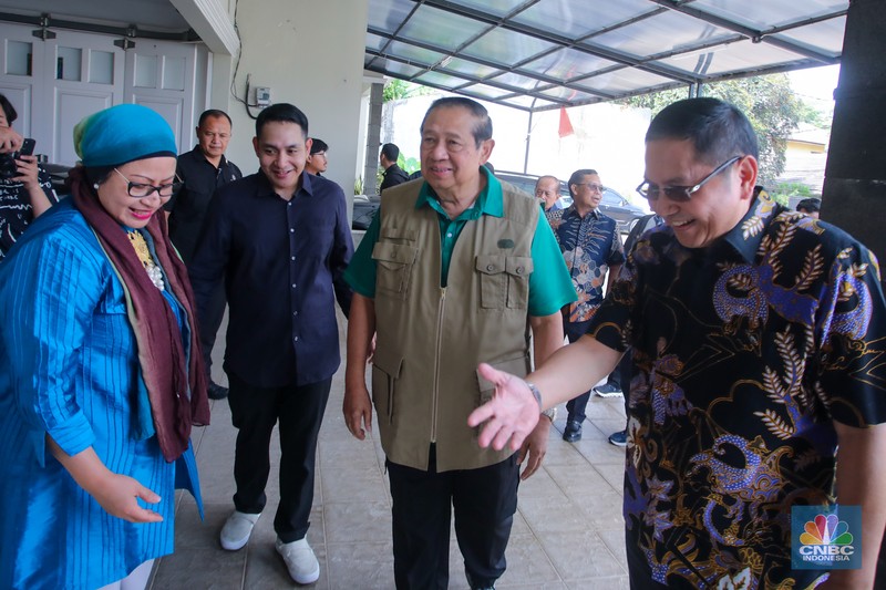 Presiden Republik Indonesia ke-6, Susilo Bambang Yudhoyono (SBY) melihat koleksi lukisan milik seniman Naufal Abshar di Studio Lukis NA Arthouse Kemang, Jakarta, Senin (4/11/2024). (CNBC Indonesia/Faisal Rahman)