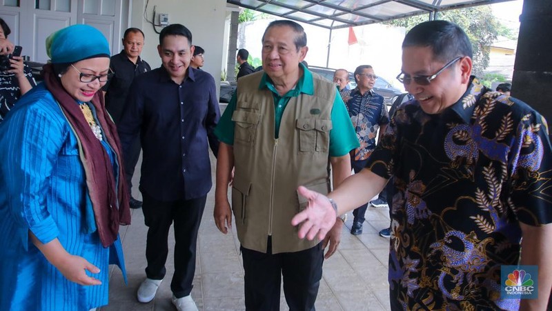 Presiden Republik Indonesia ke-6, Susilo Bambang Yudhoyono (SBY) melihat koleksi lukisan milik seniman Naufal Abshar di Studio Lukis NA Arthouse Kemang, Jakarta, Senin (4/11/2024). (CNBC Indonesia/Faisal Rahman)