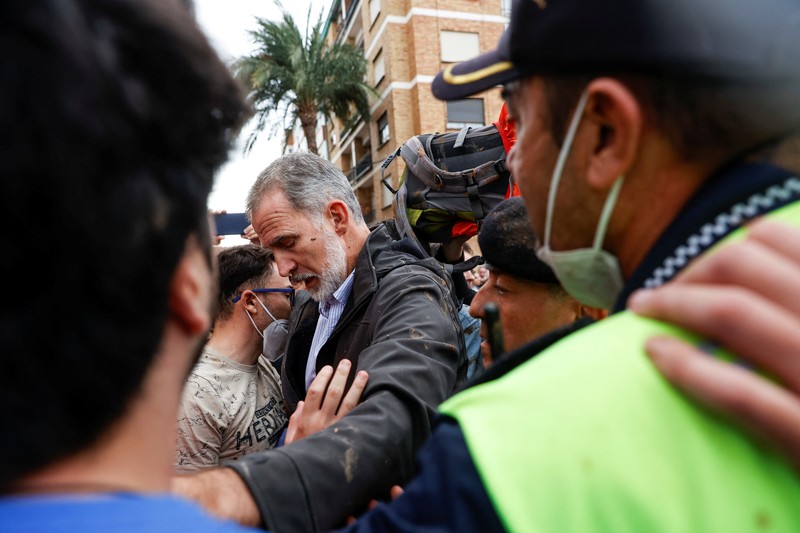 Seorang pria bereaksi di samping Ratu Spanyol Letizia, setelah hujan lebat yang menyebabkan banjir, di Paiporta, dekat Valencia, Spanyol, 3 November 2024. (REUTERS/Eva Manez)