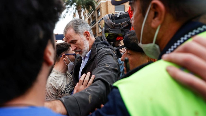 Seorang pria bereaksi di samping Ratu Spanyol Letizia, setelah hujan lebat yang menyebabkan banjir, di Paiporta, dekat Valencia, Spanyol, 3 November 2024. (REUTERS/Eva Manez)