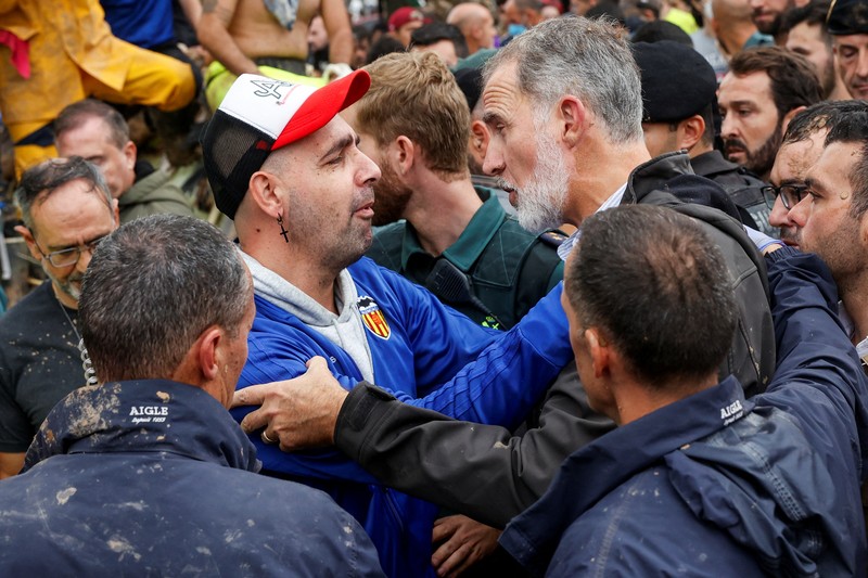 Seorang pria bereaksi di samping Ratu Spanyol Letizia, setelah hujan lebat yang menyebabkan banjir, di Paiporta, dekat Valencia, Spanyol, 3 November 2024. (REUTERS/Eva Manez)