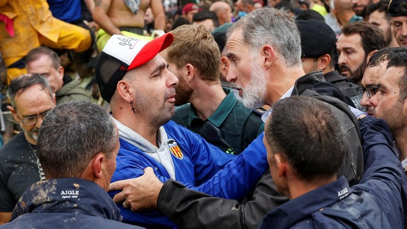 Seorang pria bereaksi di samping Ratu Spanyol Letizia, setelah hujan lebat yang menyebabkan banjir, di Paiporta, dekat Valencia, Spanyol, 3 November 2024. (REUTERS/Eva Manez)