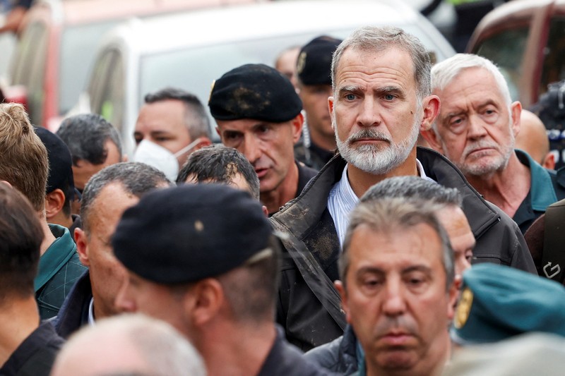 Seorang pria bereaksi di samping Ratu Spanyol Letizia, setelah hujan lebat yang menyebabkan banjir, di Paiporta, dekat Valencia, Spanyol, 3 November 2024. (REUTERS/Eva Manez)