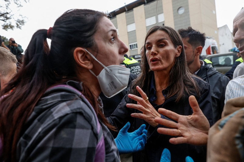 Seorang pria bereaksi di samping Ratu Spanyol Letizia, setelah hujan lebat yang menyebabkan banjir, di Paiporta, dekat Valencia, Spanyol, 3 November 2024. (REUTERS/Eva Manez)