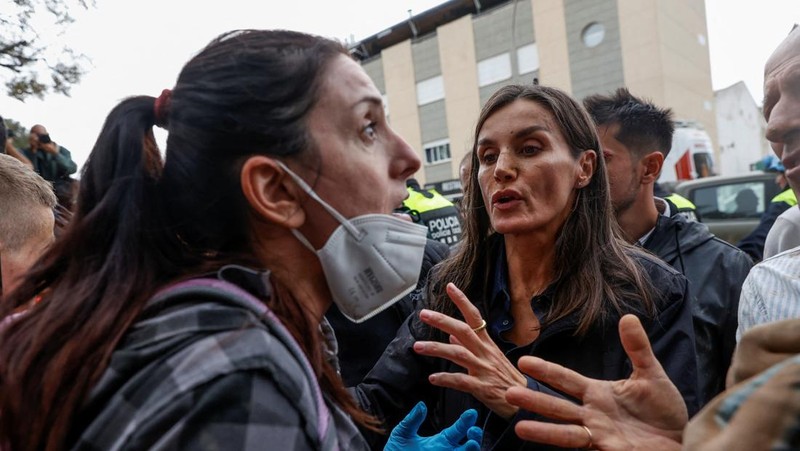 Seorang pria bereaksi di samping Ratu Spanyol Letizia, setelah hujan lebat yang menyebabkan banjir, di Paiporta, dekat Valencia, Spanyol, 3 November 2024. (REUTERS/Eva Manez)