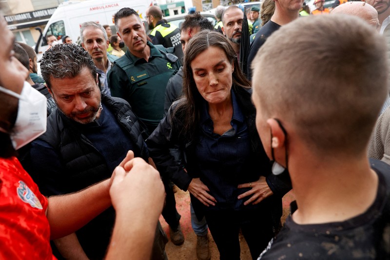 Seorang pria bereaksi di samping Ratu Spanyol Letizia, setelah hujan lebat yang menyebabkan banjir, di Paiporta, dekat Valencia, Spanyol, 3 November 2024. (REUTERS/Eva Manez)