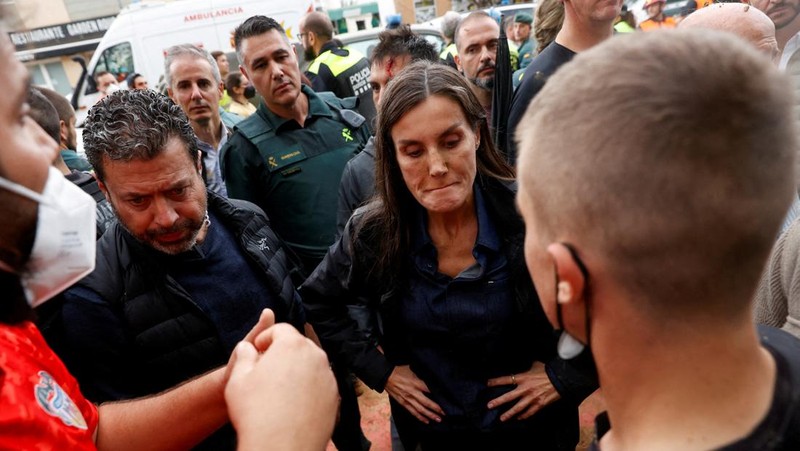 Seorang pria bereaksi di samping Ratu Spanyol Letizia, setelah hujan lebat yang menyebabkan banjir, di Paiporta, dekat Valencia, Spanyol, 3 November 2024. (REUTERS/Eva Manez)