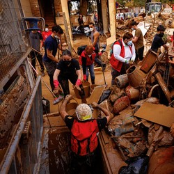 Potret Kota Luluh Lantak Usai Banjir Bandang, Korban Tewas Capai 214