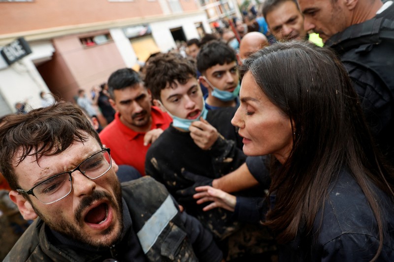 Seorang pria bereaksi di samping Ratu Spanyol Letizia, setelah hujan lebat yang menyebabkan banjir, di Paiporta, dekat Valencia, Spanyol, 3 November 2024. (REUTERS/Eva Manez)