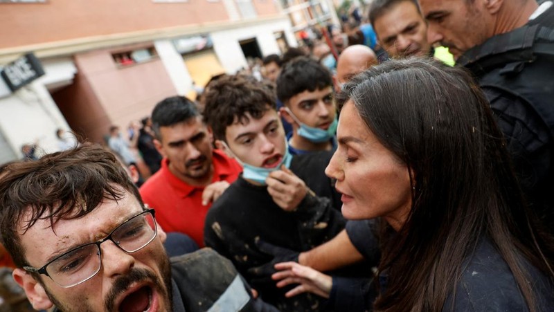 Seorang pria bereaksi di samping Ratu Spanyol Letizia, setelah hujan lebat yang menyebabkan banjir, di Paiporta, dekat Valencia, Spanyol, 3 November 2024. (REUTERS/Eva Manez)