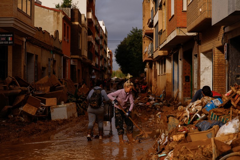 Seorang wanita membersihkan lumpur tebal, akibat banjir akibat hujan lebat, di Sedavi, dekat Valencia, Spanyol, 3 November 2024. Seorang wanita membersihkan lumpur tebal, akibat banjir akibat hujan lebat, di Sedavi, dekat Valencia, Spanyol, 3 November 2024. (REUTERS/Susana Vera)