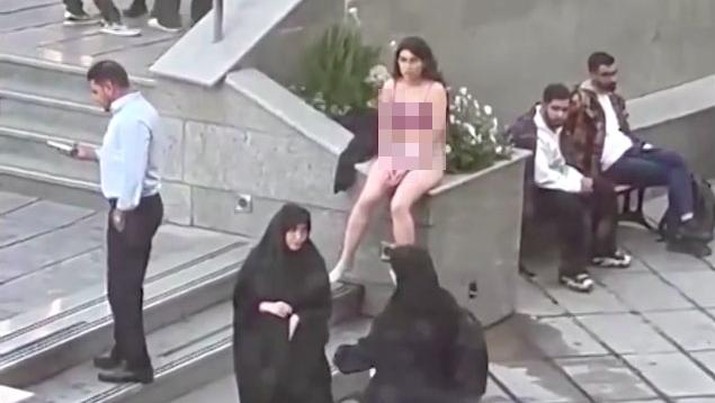 Seorang wanita viral saat ia menanggalkan pakaiannya hingga hanya mengenakan pakaian dalam di sebuah universitas Iran pada Sabtu (2/11/2024) sebagai protes terhadap aturan berpakaian Islam yang ketat, menurut video daring dan laporan media. (Tangkapan Layar Video Reuters/)