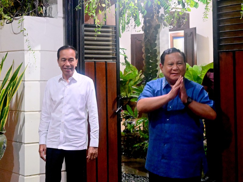 Suasana hangat menyelimuti Surakarta saat Presiden RI Prabowo Subianto bertemu dengan Presiden ke-7 RI, Joko Widodo, pada Minggu malam, (3/11/2024). (Dok. Biro Pers Sekretariat Presiden)