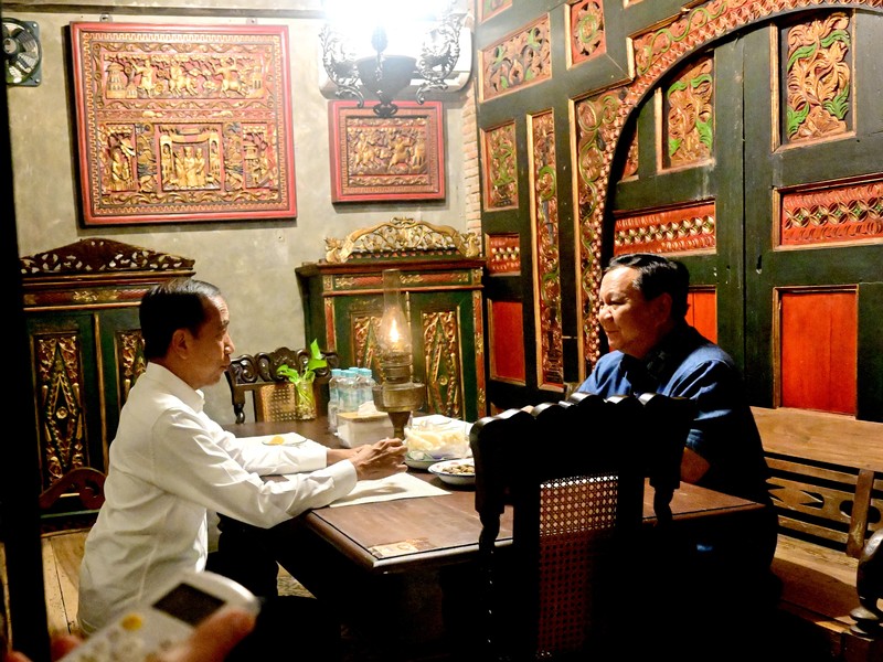 Suasana hangat menyelimuti Surakarta saat Presiden RI Prabowo Subianto bertemu dengan Presiden ke-7 RI, Joko Widodo, pada Minggu malam, (3/11/2024). (Dok. Biro Pers Sekretariat Presiden)