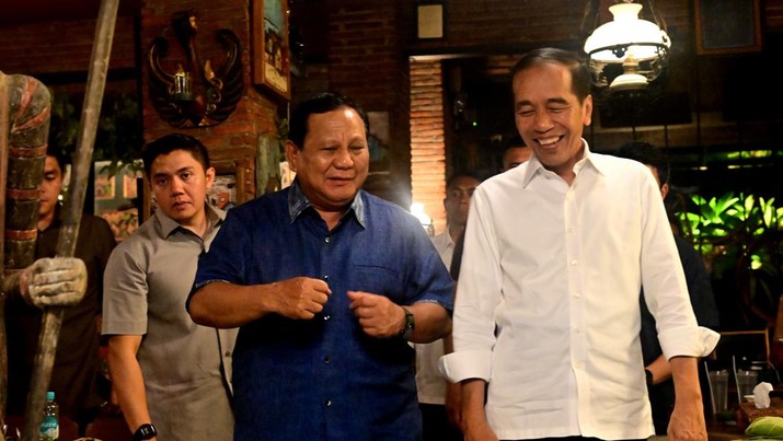 Suasana hangat menyelimuti Surakarta saat Presiden RI Prabowo Subianto bertemu dengan Presiden ke-7 RI, Joko Widodo, pada Minggu malam, (3/11/2024). (Dok. Biro Pers Sekretariat Presiden)